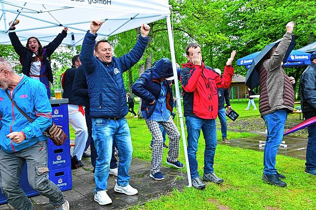 Bild 10: So feiern die Fans den Aufstieg des FC 08 Villingen