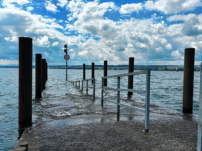 Der Steg an der Bodensee-Therme befindet sich kaum noch über dem Wasser, der hintere Teil ist schon komplett überschwemmt.