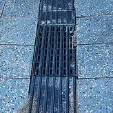 Ein kleiner Geniestreich, der nicht auffällt. In das Blindenleitsystem auf dem Bahnhofplatz wird die Entwässerung integriert.
