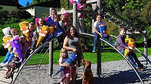 Die erste Klasse der Grundschule Kirchen-Hausen mit Klassenlehrerin Ramona Kamionka.