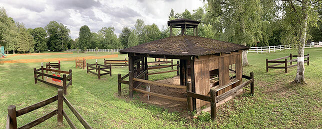 7. Hindernis: der Schafstall oder das Jagdhaus im Schlosspark.