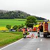 An der Unfallstelle auf der Straße zwischen Hondingen und Fürstenberg sind mehr als 20 Rettungskräfte im Einsatz mit mehreren Fahrzeugen ...