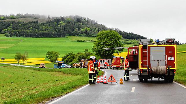 An der Unfallstelle auf der Straße zwischen Hondingen und Fürstenberg sind mehr als 20 Rettungskräfte im Einsatz mit mehreren Fahrzeugen ...