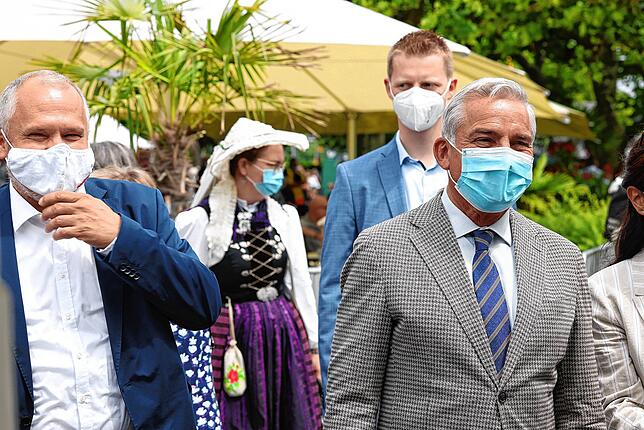 Maskenmode am Baden-Württemberg-Tag in Radolfzell: Vorne weg inspizieren OB Martin Staab (links) und Innenminister Thomas Strobl die ...