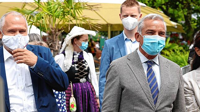 Maskenmode am Baden-Württemberg-Tag in Radolfzell: Vorne weg inspizieren OB Martin Staab (links) und Innenminister Thomas Strobl die ...