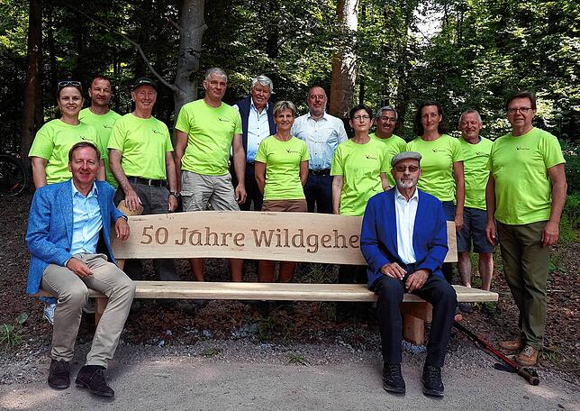 Besonderes Geschenk: Die Stadt Stadt Waldshut Tiengen hat dem Wildgehege zu seinem 50. Geburtstag diese Bank aus Eichenholz geschenkt, ...