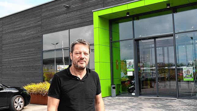 Ernste Miene vor dem Vitaminmarkt in Hilzingen: Andreas Hägele muss die Türen zu der Markthalle Ende Oktober schließen.