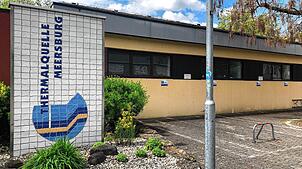 Vor dem Frei- und Strandbad steht diese Stehle mit dem Schriftzug Thermalquelle Meersburg. Das Gelände soll Ausgangspunkt für das ...