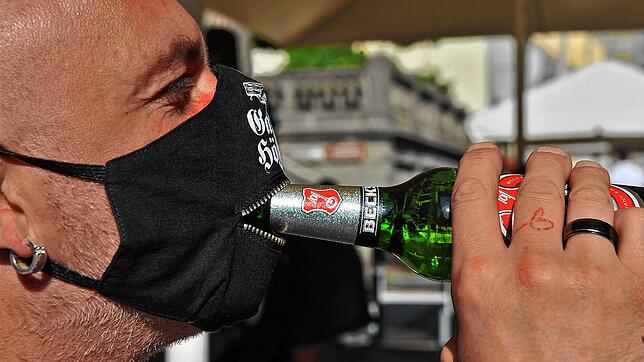 Almir Talic genoss hier sein Bier durchs Maulkörble. Dabei handelt es sich um die Mund-Nasen-Maske aus dem Galgenhölzle in Überlingen.