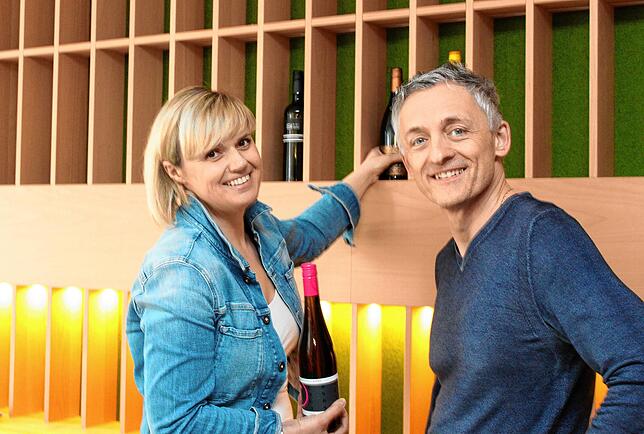Dieses Bild entstand im April: Magdalena und Michael Linnig im „Ambasadorka“ vor einem Regal, in dem Weine präsentiert ...