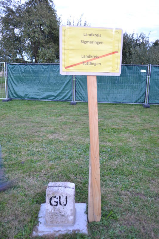 Deutlich gekennzeichnet ist die Grenze zwischen den Landkreisen Tuttlingen und Sigmaringen, die auch durch das Festgelände im Weiler ...