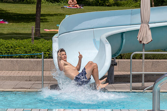 Badespaß auf der 64-Meter-Rutsche im Freibad Lauchringen bei Waldshut.