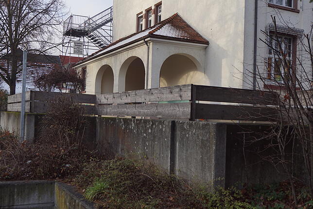 Der frühere Haupteingang des alten Schulhauses ist selbst für große Menschen kaum zu sehen. Als Bürgerhaus soll es offener und ...