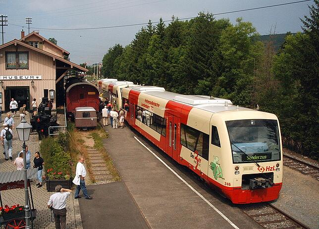 Die SPD plädiert für den Ausbau des Schienenverkehrs. Jugendliche, die auf die Berufsschule in Tuttlingen gehen oder Pendler dorthin, ...