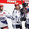 Beim Magenta-Sport-Cup hatten die Wild Wings häufig Grund zum Jubeln. Hier freut sich Torschütze Andreas Thuresson (Mitte) mit Tyson ...