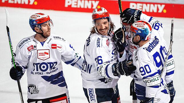 Beim Magenta-Sport-Cup hatten die Wild Wings häufig Grund zum Jubeln. Hier freut sich Torschütze Andreas Thuresson (Mitte) mit Tyson ...
