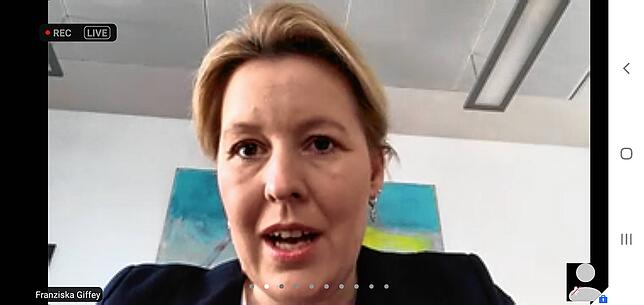 Bundesfamilienministerin Franziska Giffey im Video-Gespräch.