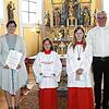 Silvia Niebel (von links) zusammen mit &bdquo;Mini&ldquo; Jule Stehmer, der verabschiedeten Ministrantin Selina Rohbausch und Pfarrer ...