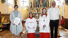 Silvia Niebel (von links) zusammen mit &bdquo;Mini&ldquo; Jule Stehmer, der verabschiedeten Ministrantin Selina Rohbausch und Pfarrer ...