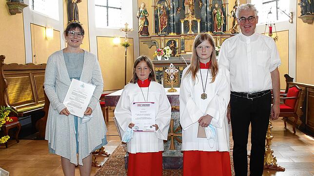 Silvia Niebel (von links) zusammen mit &bdquo;Mini&ldquo; Jule Stehmer, der verabschiedeten Ministrantin Selina Rohbausch und Pfarrer ...
