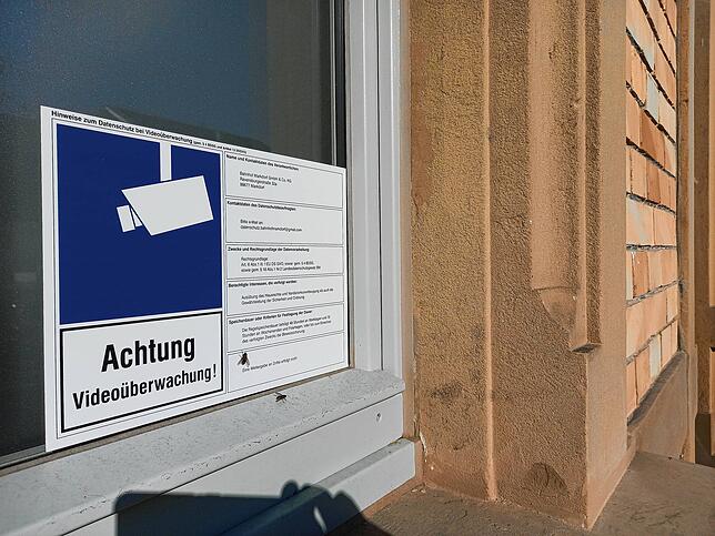 Hier wird gefilmt: Für jeden sichtbar hängt an der Ostfassade des Bahnhofs ein Schild, das auf die Videoüberwachung hinweist. Doch ...