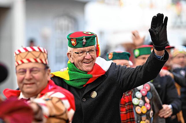 Winfried Kretschmann, Ministerpräsident von Baden-Württemberg (2.v.l, Die Grünen/ Bündnis 90), läuft am Fastnachtsdienstag in einem ...
