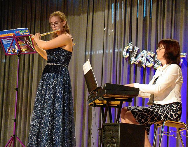 Für den musikalischen Auftakt der Abschlussfeier sorgen Clara Möll an der Querflöte und Lehrerin Kerstin Biselli am Keyboard. Nicht nur ...