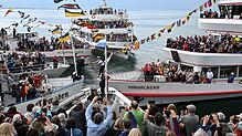 Vor Lindau Auf dem Bodensee: Mehrere Passagierschiffe aus der Schweiz, Österreich und Deutschland bilden auf dem Bodensee vor Lindau ...