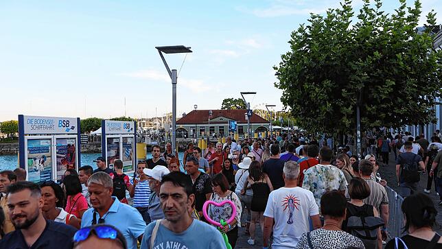 Begegnungszone: Die Hafenstraße verbindet mehrere Fest-Schauplätze, hier treffen sich flanierend die Seenachtfest-Besucher.