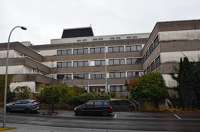Das ehemalige Altenheim in der Zozneggerstraße bietet als Gemeinschaftsunterkunft derzeit 140 Flüchtlingen Platz (Archivbild vom 28. ...