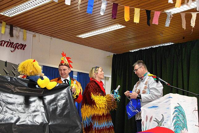 Das Stühlinger Gastgeschenk von Bürgermeister Joachim Burger wurde zwar angenommen, aber nur mit Vorbehalt, denn Asbach sei den ...