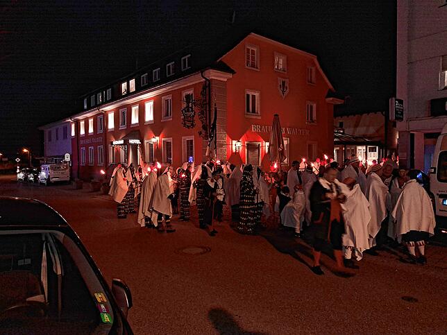 Umzug zun traditionelle Fasnachtsverbrennen am Fasnachts-Dienstag auf dem Marktplatz vor dem Ali Theater.