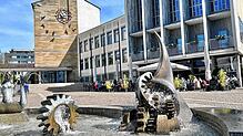 Selbst der Springbrunnen vor dem Rathaus mit den Getrieberädern im Wasser zeigt die Verbundenheit zwischen ZF und Stadt Friedrichshafen.