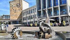 Selbst der Springbrunnen vor dem Rathaus mit den Getrieberädern im Wasser zeigt die Verbundenheit zwischen ZF und Stadt Friedrichshafen.