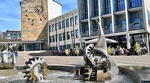 Selbst der Springbrunnen vor dem Rathaus mit den Getrieberädern im Wasser zeigt die Verbundenheit zwischen ZF und Stadt Friedrichshafen.
