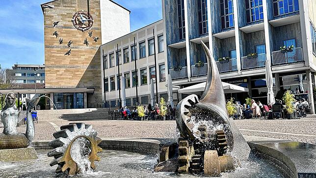 Selbst der Springbrunnen vor dem Rathaus mit den Getrieberädern im Wasser zeigt die Verbundenheit zwischen ZF und Stadt Friedrichshafen.