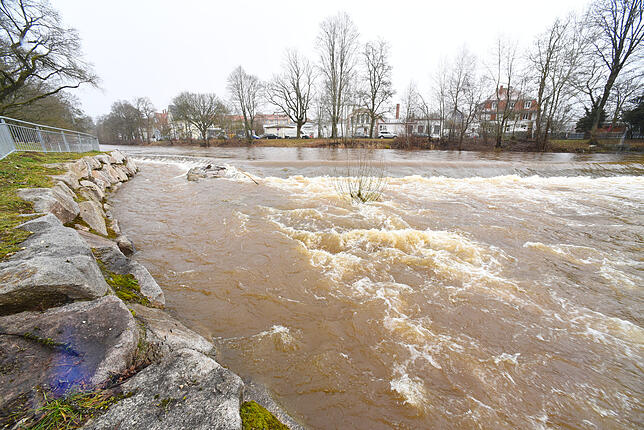 Das Wehr und die Fischtreppe in der Brigach beim alten Schlachthof sind nur noch schwer zu erkennen.