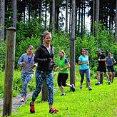 Slalom laufen an einer der Stationen des Parcours des Waldsportpfades (von links) Isabelle Graf, Ines Braun, Carola Hensler, Sabine Utz, ...