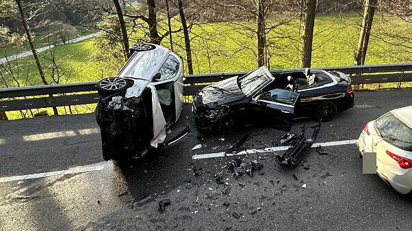 Am Sonntagnachmittag kam es auf der Außerortsstrecke zwischen Schöftland und Unterkulm im Kanton Aargau zu einem Verkehrsunfall mit vier ...