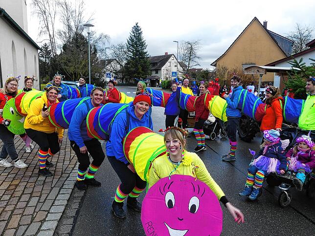 Als Rennraupe eilen die Jungen durchs Dorf beim nachmittäglichen Umzug in Ahausen. Viele Gruppen haben sich unglaublich Fantasievolles ...