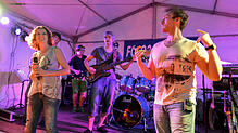 Bands (hier die Tom Alex Band) sorgen für gute Stimmung beim Hausherrenfest.