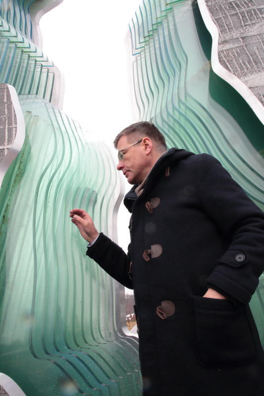 Christoph Bauer betastet das Acrylglas der Skulptur „Das Tor zum Bodensee“.