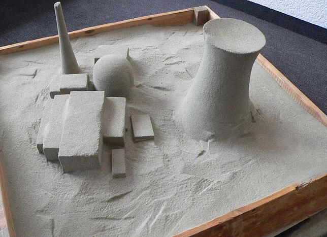 "Auslaufmodell" nennt der Schweizer Künstler Daniel Waldner seine Sand-Installation einer Kernkraftanlage.