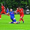 Das Duell zwischen dem FC Bad Dürrheim (Silviu Pacurariu, links) und der SpVgg F.A.L. (Nico Hübschle) endete nach zweifacher Unterzahl ...