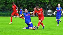 Das Duell zwischen dem FC Bad Dürrheim (Silviu Pacurariu, links) und der SpVgg F.A.L. (Nico Hübschle) endete nach zweifacher Unterzahl ...