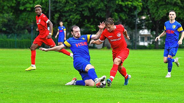 Das Duell zwischen dem FC Bad Dürrheim (Silviu Pacurariu, links) und der SpVgg F.A.L. (Nico Hübschle) endete nach zweifacher Unterzahl ...