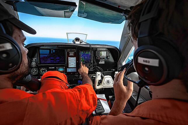 Pilot (links) und Rettungskoordinators (rechts) teilen sich das Cockpit.
