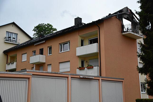 Das Dachgeschoss der Haushälfte ist komplett ausgebrannt.
