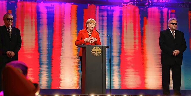 Marianne Schätzle spricht zum närrischen Volk im Saal und vor den Bildschirmen.