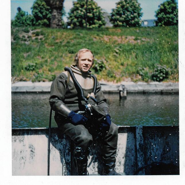 Der damals 30-jährige Paul Muser 1971 bei seiner Arbeitsstelle als Taucher im Rheinhafen Straßburg.